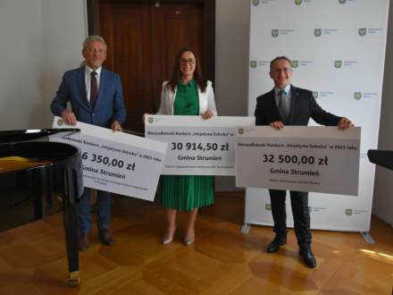 Podpisanie umów i odebranie czeków w Żywcu na zdjęciu od lewej: Wicestarosta żywiecki Stanisław Kucharczyk, Zastępca Burmistrz Strumienia Magdalena Suchanek - Kowalska, Członek Zarządu Województwa Śląskiego Grzegorz Boski